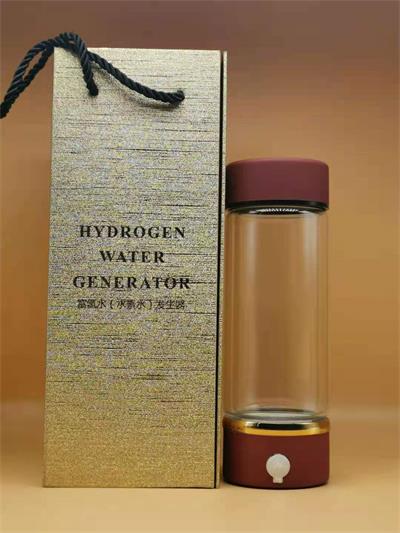 La botella de agua de hidrógeno proporciona a las personas agua potable saludable.